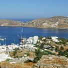 Blick von der Chora auf den Hafen