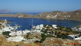 Blick von der Chora auf den Hafen