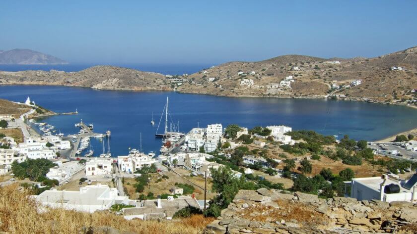 Blick von der Chora auf den Hafen