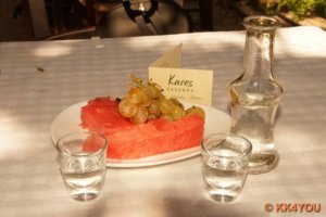 Krasi -Taverne Karis, Rakí und Obst werden kostenlos zum Nachtisch serviert