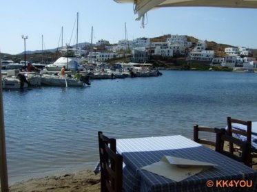 Loutra, Strand mit Restaurants, beliebter Treff Athener Yachten am Wochenende