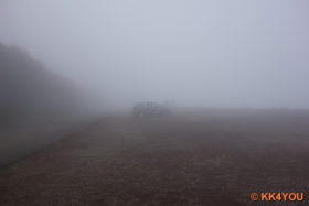 im Nebel versteckter Parkplatz