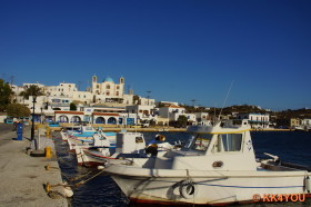 Der Hafen von Lipsi mit der Kirche Agios Ioannis Theologos