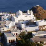 Ausblick von der Gipfelkapelle auf die Buchten rund um Milos