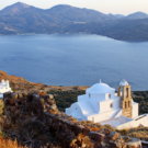 Ausblick von der Gipfelkapelle auf die Buchten rund um Milos