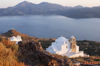 Ausblick von der Gipfelkapelle auf die Buchten rund um Milos