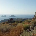 Ausblick von der Gipfelkapelle auf die Buchten rund um Milos