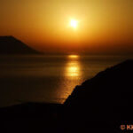 Sonnenuntergang über der Bucht von Milos