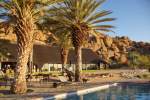 Pool und Hauptgebäude der Ai-Aiba Lodge