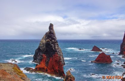 Brandung an den vorgelagerten Felsen des Aussichtspunkts ponto de vista