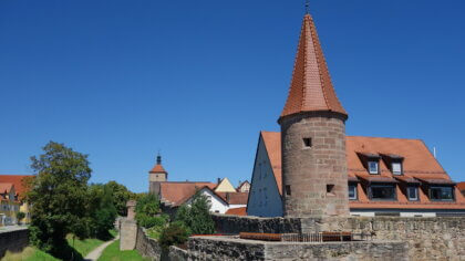 Wolframs-Eschenbach -Stadtmauer mit dem Turm des Oberen Tores und dem Stadtgraben