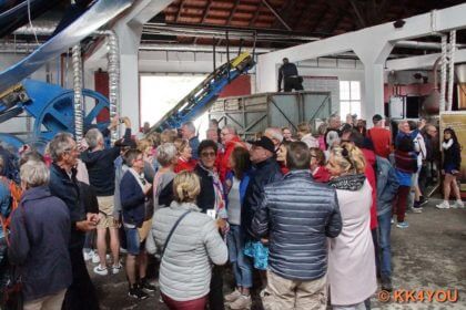 Touri-Gruppe zum Kurzbesuch der Zuckerrohrfabrik