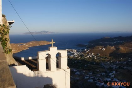 Serifos -herliche Aussicht von der Chora auf den Hafen Livadi