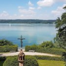 Radtour Starnberger See -Blick auf das Kreuz wo König Ludwigs Leiche gefunden wurde