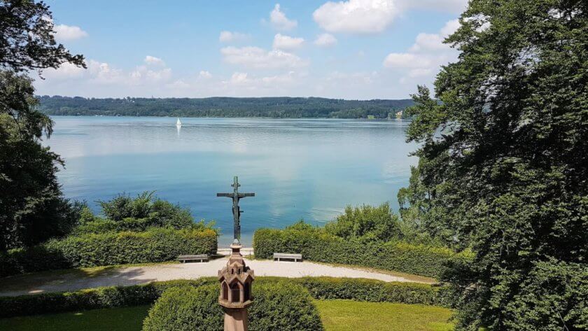 Radtour Starnberger See -Blick auf das Kreuz wo König Ludwigs Leiche gefunden wurde