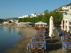 Törn Nördliche Kykladen -Kythnos Loutra, Tavernen am Strand