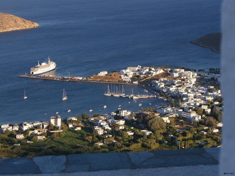 Serifos -herliche Aussicht von der Chora auf den Hafen Livadi