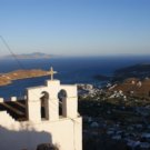 Serifos -herliche Aussicht von der Chora auf den Hafen Livadi