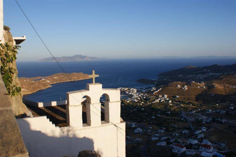 Serifos -herliche Aussicht von der Chora auf den Hafen Livadi