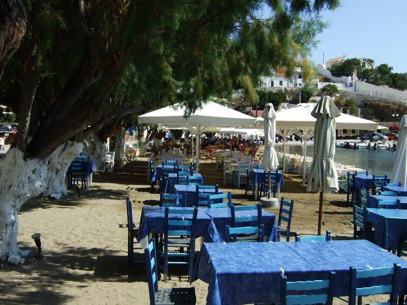 Kythnos -Loutron, Strand mit Restaurants, beliebter Treff Athener Yachten am Wochenende