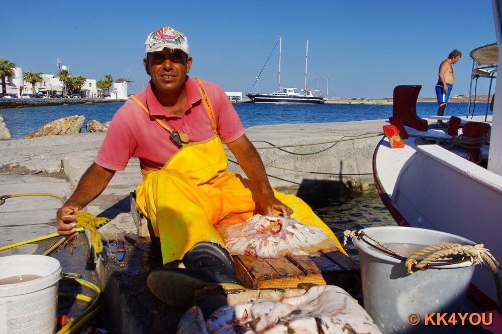 Fischer am Hafen von Parikia