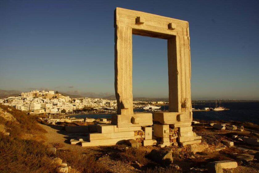 Segeltörn zwischen Kos und Naxos -Blick vom Tempeltor auf Naxos Stadt