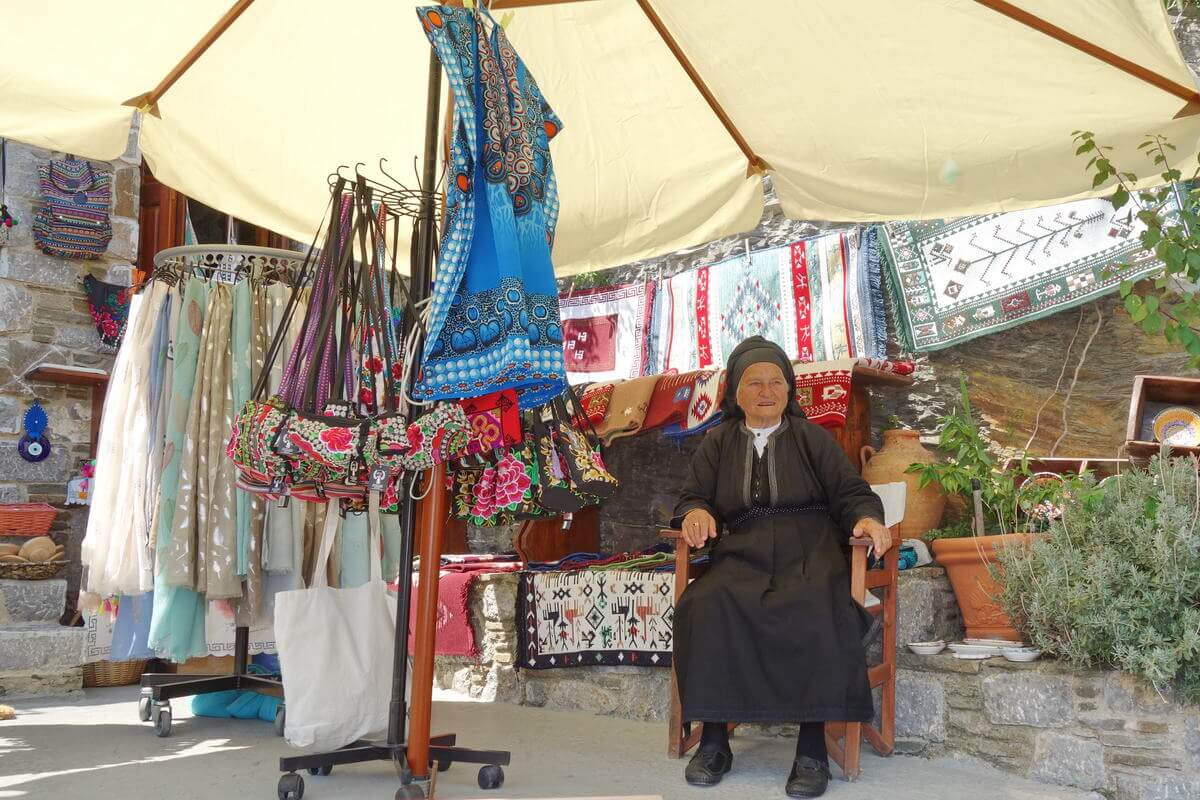 Traditionspflege in Olymbos, Frauen in ihrer Tracht