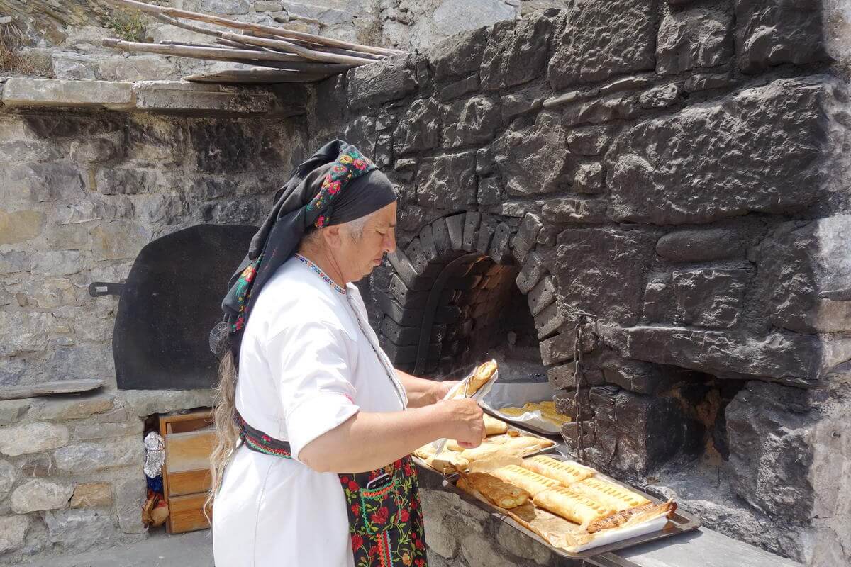 Traditionspflege in Olymbos, Frauen in ihrer Tracht