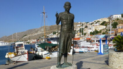 Stathis Georgios Hatzis aus Symi (1878–1936) war der führende „Nackttaucher“ (d. h. ohne Tauchanzug) und Schwammfischer der griechischen Schwammfischerflotte von Symi in der Zeit von 1900 bis 1930. Berühmt wurde er durch seine legendären Fähigkeiten im Freitauchen, wie es heute als Tauchen ohne Atem bezeichnet wird.

Er erklärte, dass er Schwämme bis zu einer Tiefe von 100 Metern sammelte, während er in 30 Metern Tiefe bis zu 7 Minuten lang Schwämme vom Grund aufsammeln konnte.