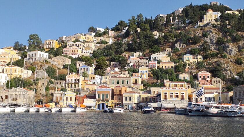 Symi Gialos Häusern in warmen Pastelltönen