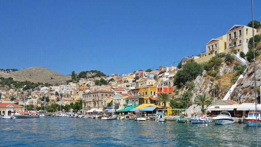 Häusern in warmen Pastelltönen