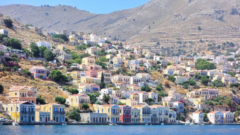 Häuser in warmen Pastelltönen