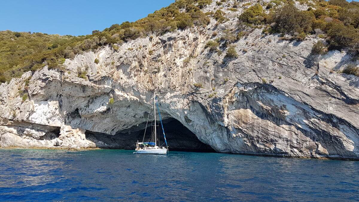 Meganision -Papa Nicolis Höhle